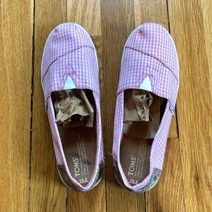Toms Pink & White Gingham Shoes w/ Floral Accent.